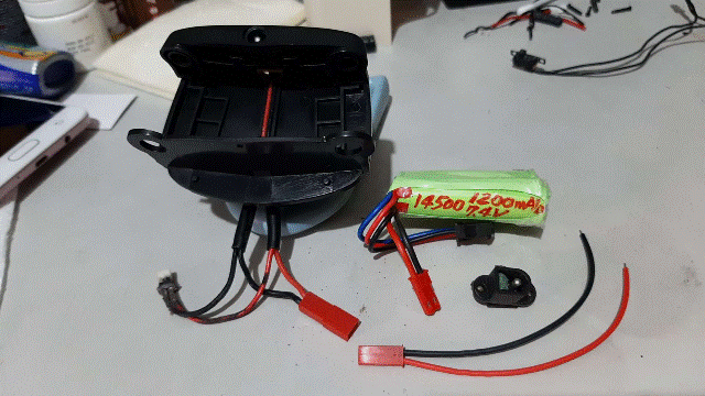 Robi2022.12.25_06_保留Robi原有髖部下方兩蕊充電孔！並增加銲接上去[2.54 JST〡YSP母頭]=���來可以從[髖部下方兩蕊充電孔]及[腰支架右側]外掛電池送電進來.gif